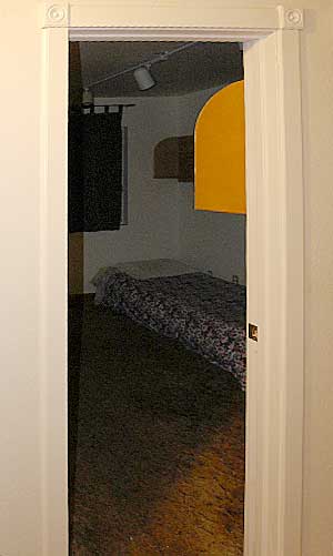 02-bedroom-1-doorway